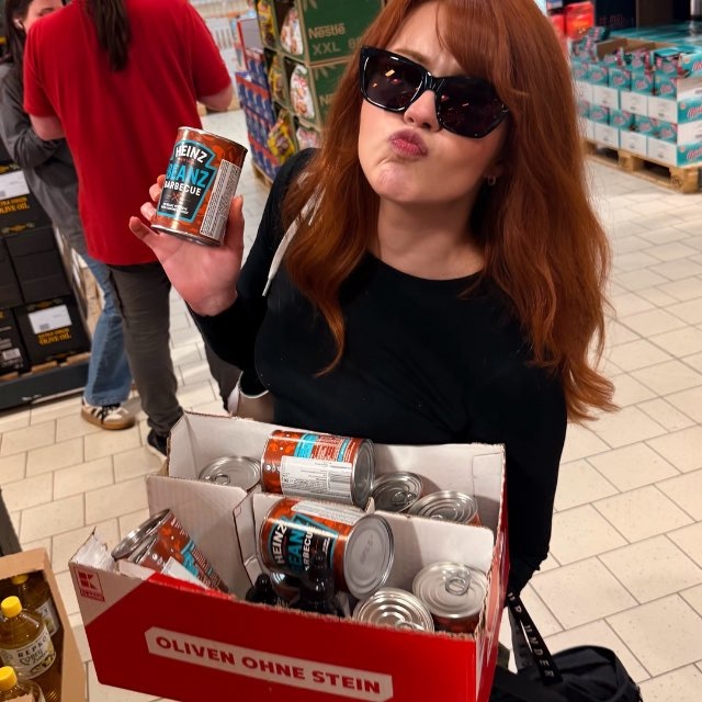 Maťka s krabicou plnou plechoviek Heinz Beanz BBQ