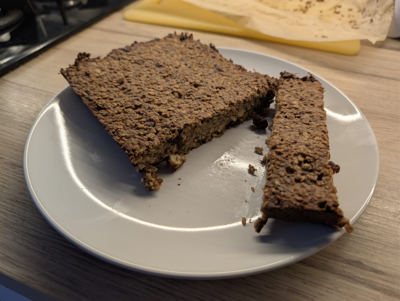 Nakrájané flapjacky na tanieri, banánová verzia